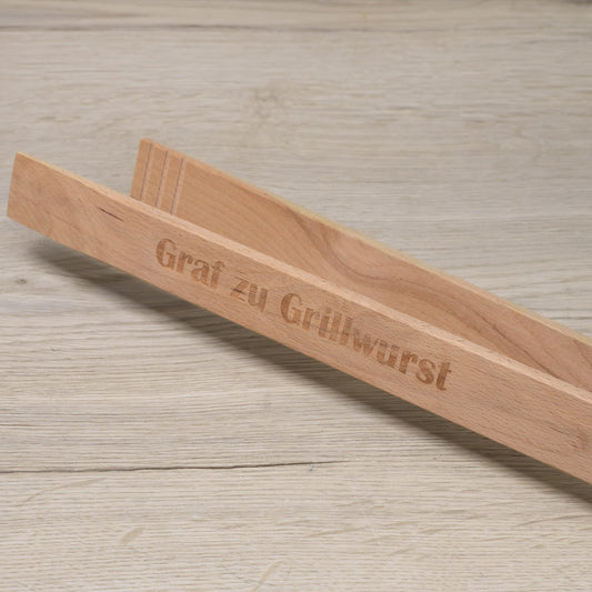 Grillzange - Holz - Graf zu Grillwurst - Grillhelfer - Quartier 63