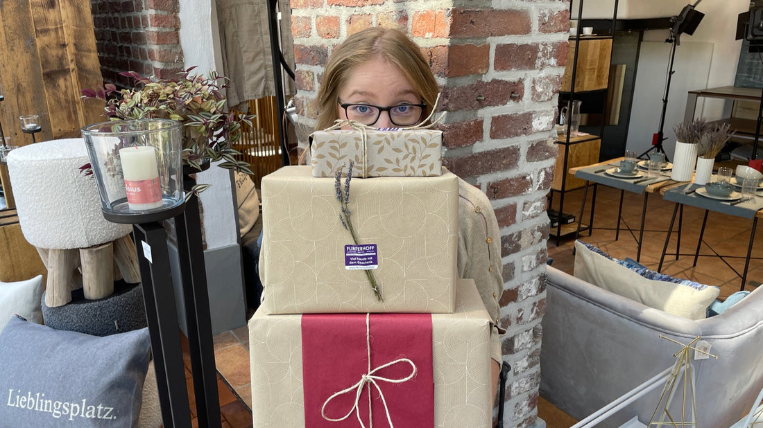 Jenny versteckt sich hinter von uns verpackten Geschenken | Flinterhoff - Für dich und mich