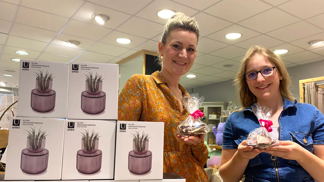 Anika Nobel und Jennifer Kronjäger mit den gespendeten Produkten und der selbstgemachten Bruchschokolade für den guten Zweck: Spende für Aktion B.