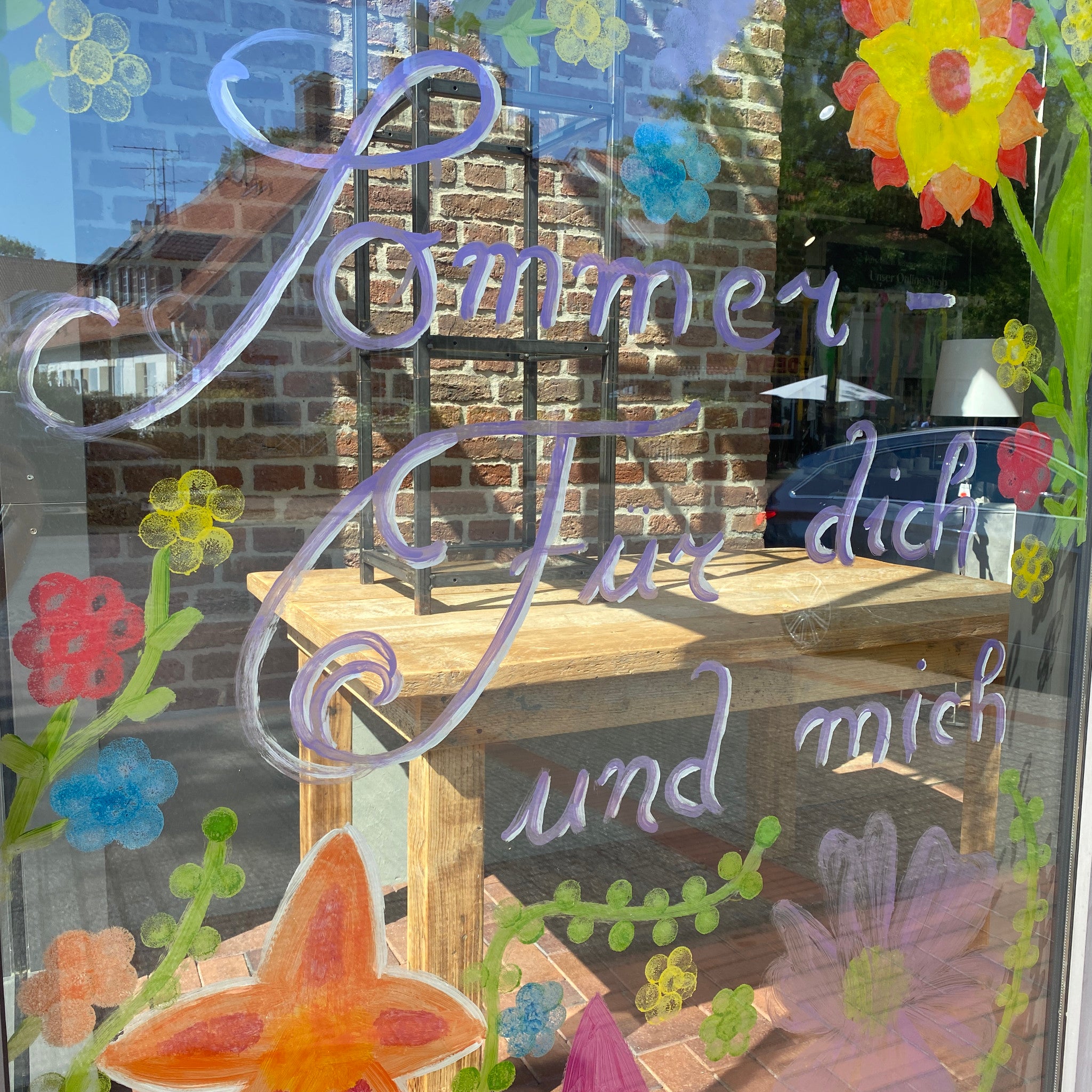 Bemaltes Schaufenster mit lila Schrift" Sommer Für dich und mich"