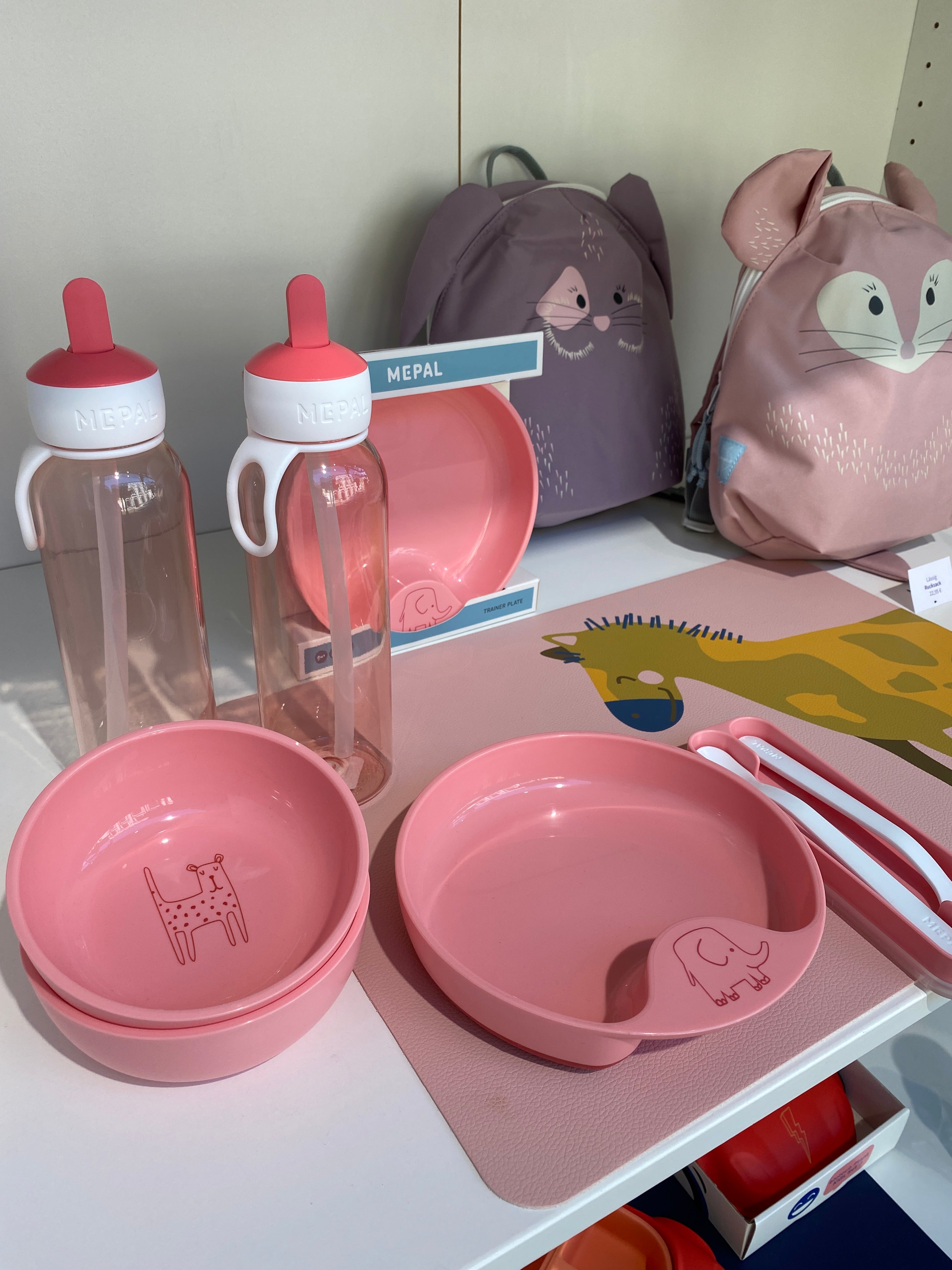 Kindergeschirr von Mepal in der Farbe rosa, sowie Kinderrucksäcke von Lässig | Flinterhoff - Für dich und mich