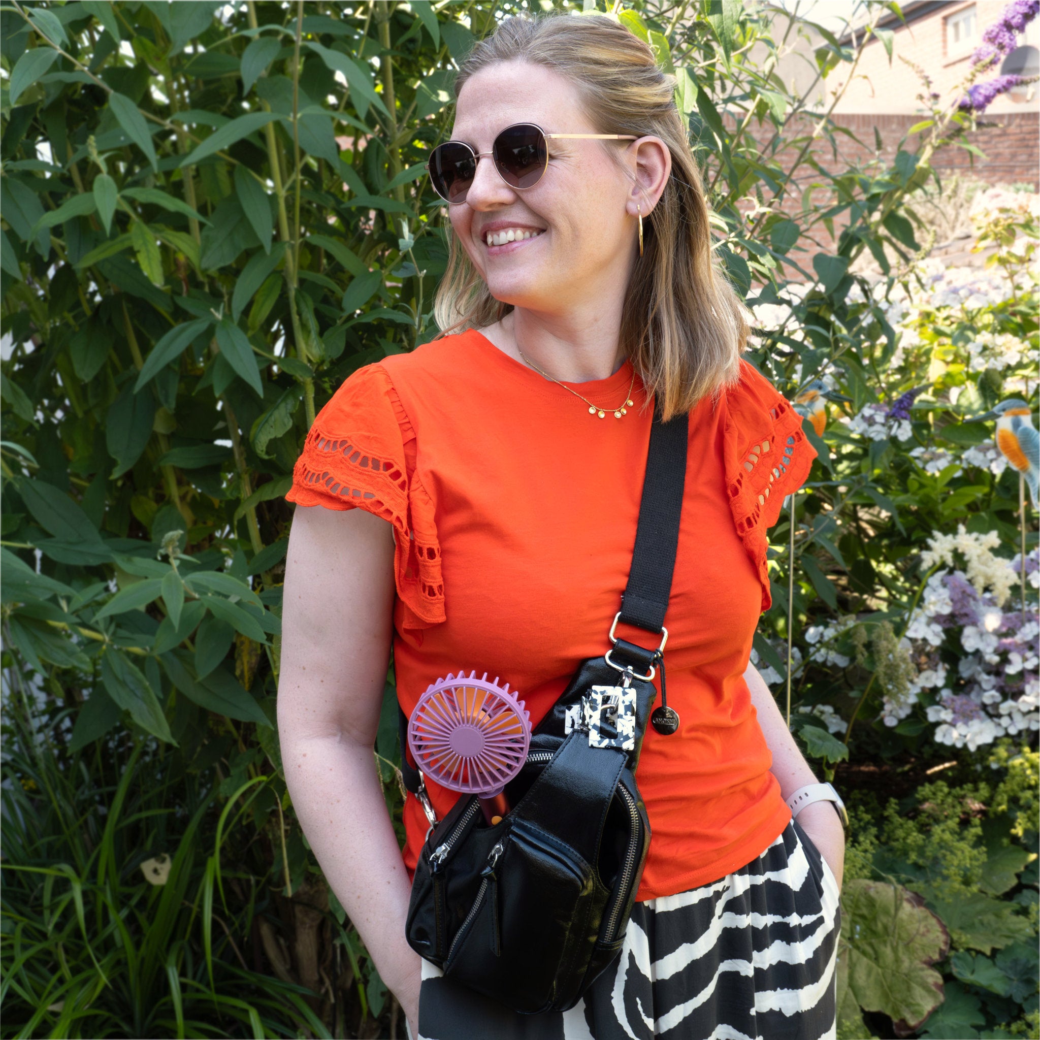 Outfit zum Festival - mit praktischer Tasche und Ventilator.