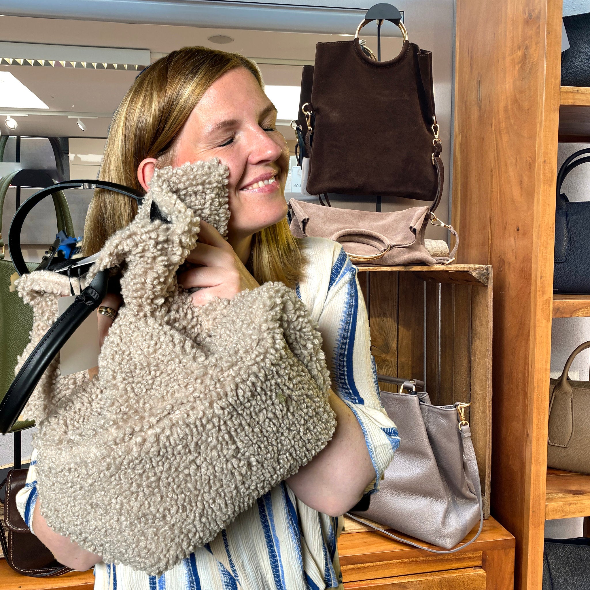 Kerstin kuschelt mit der Teddyfelltasche aus der aktuellen Herbst-Winter-Kollektion 2024 von Marlon.