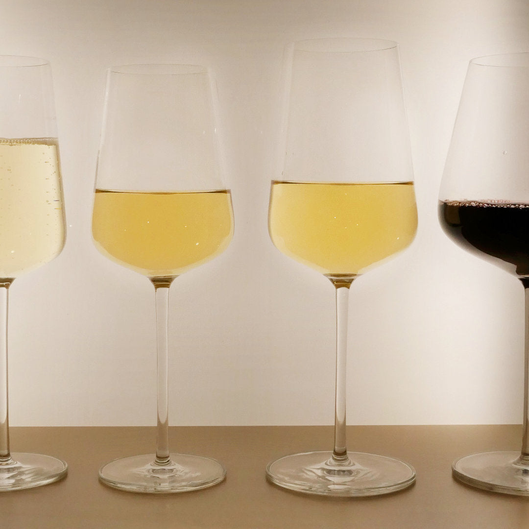 Weinglas mit wahrem Wissen über Weiß- und Roséwein