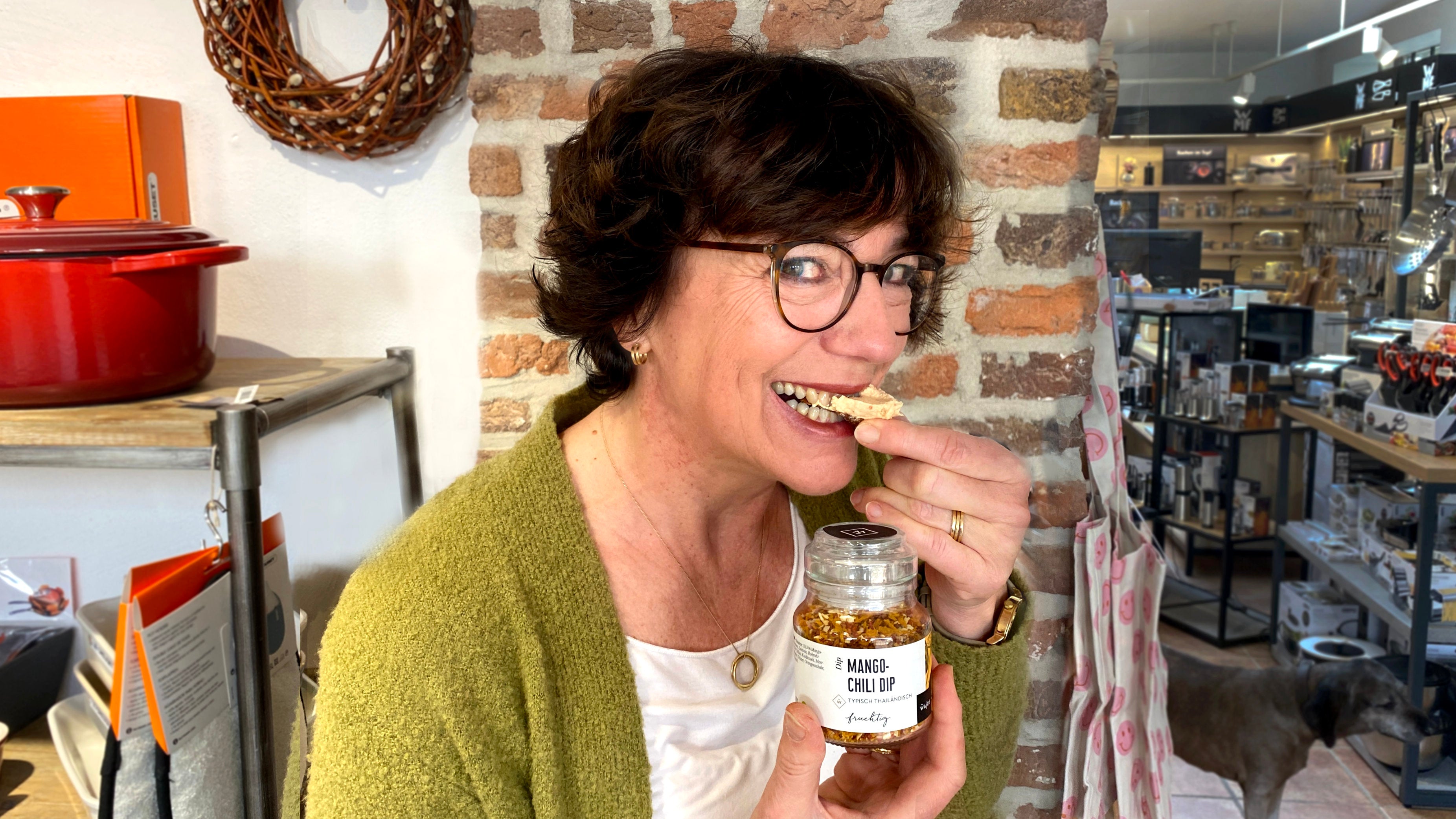 Dorothe Flinterhoff probiert den Mango-Chili-Dip von Wajos. 