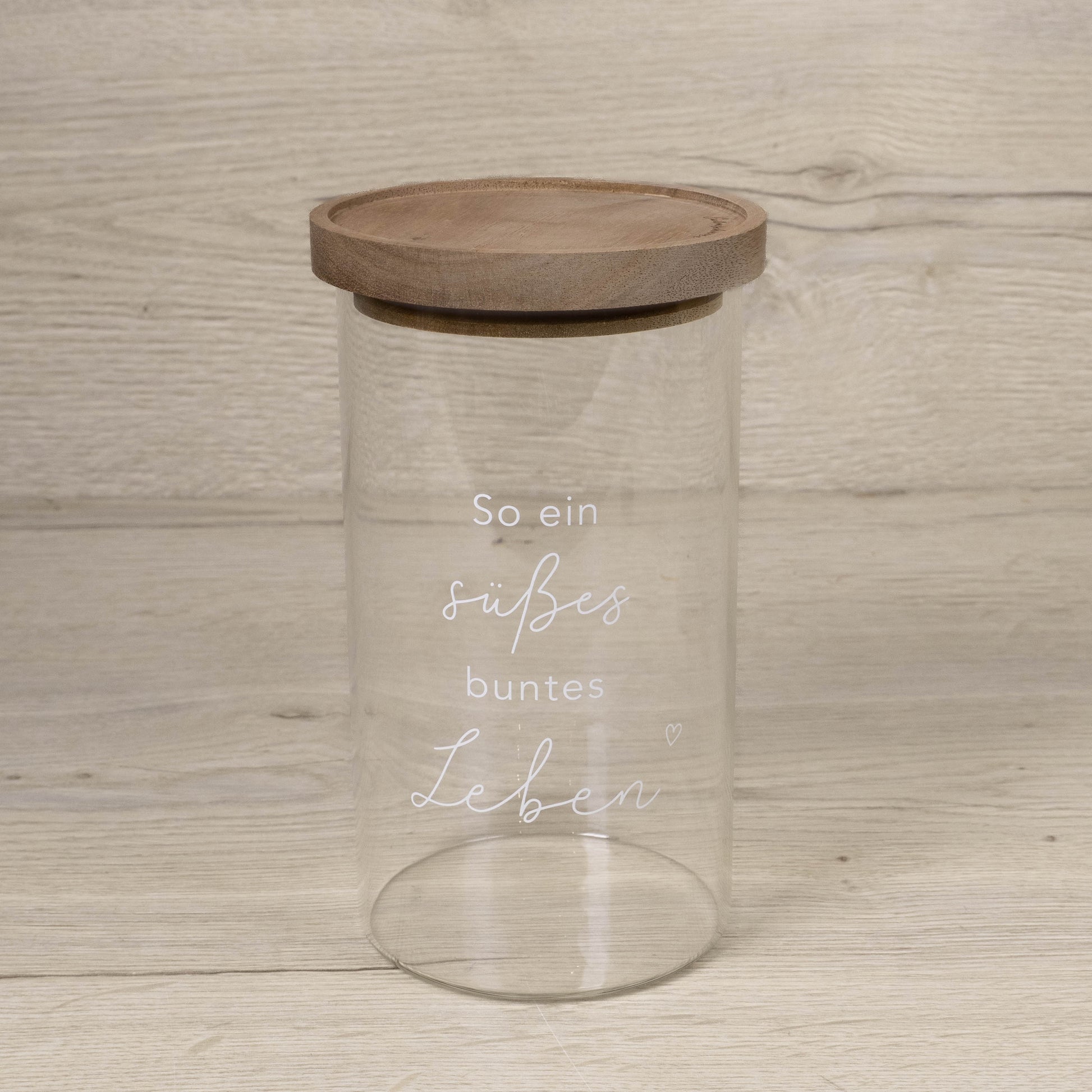 Leeres Vorratsglas mit Holzdeckel und verziert mit dem Spruch so ein süsses Leben