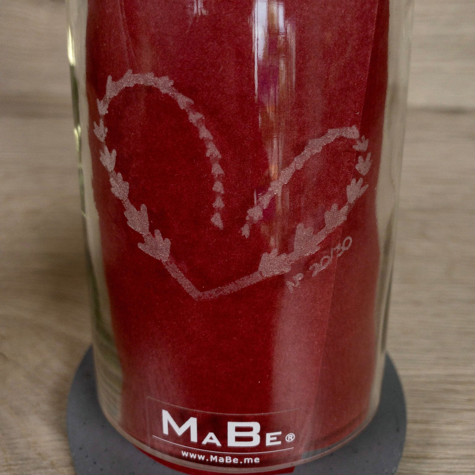 Eine 700ml-Flasche mit einem Lavendelherz-Detail der Flinterhoff Edition von MaBe.