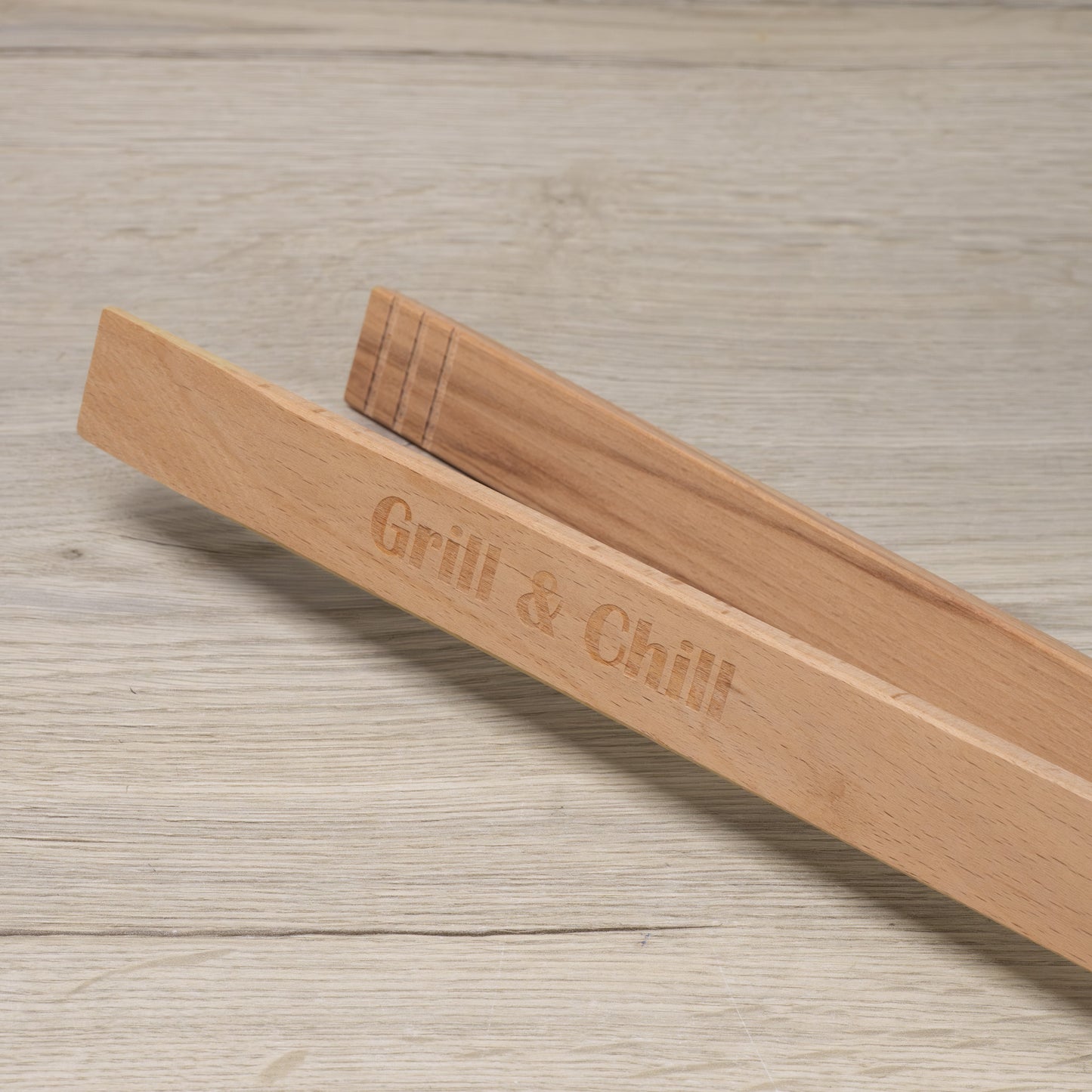 Grillzange - Holz - Grillgott - Grillhelfer - Quartier 63