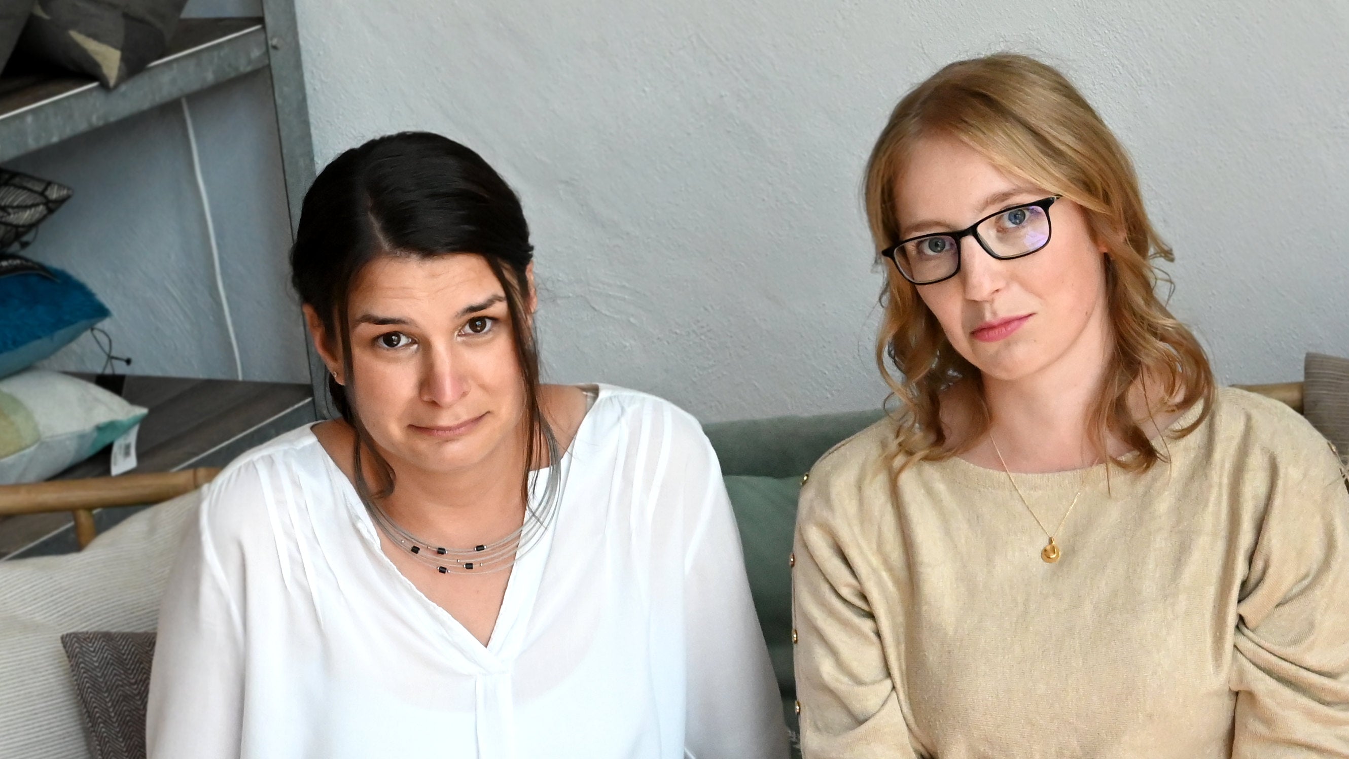 Tanja Beeker und Jennifer Kronjäger schauen traurig, da die Internetseite nicht geht | Flinterhoff - Für dich und mich