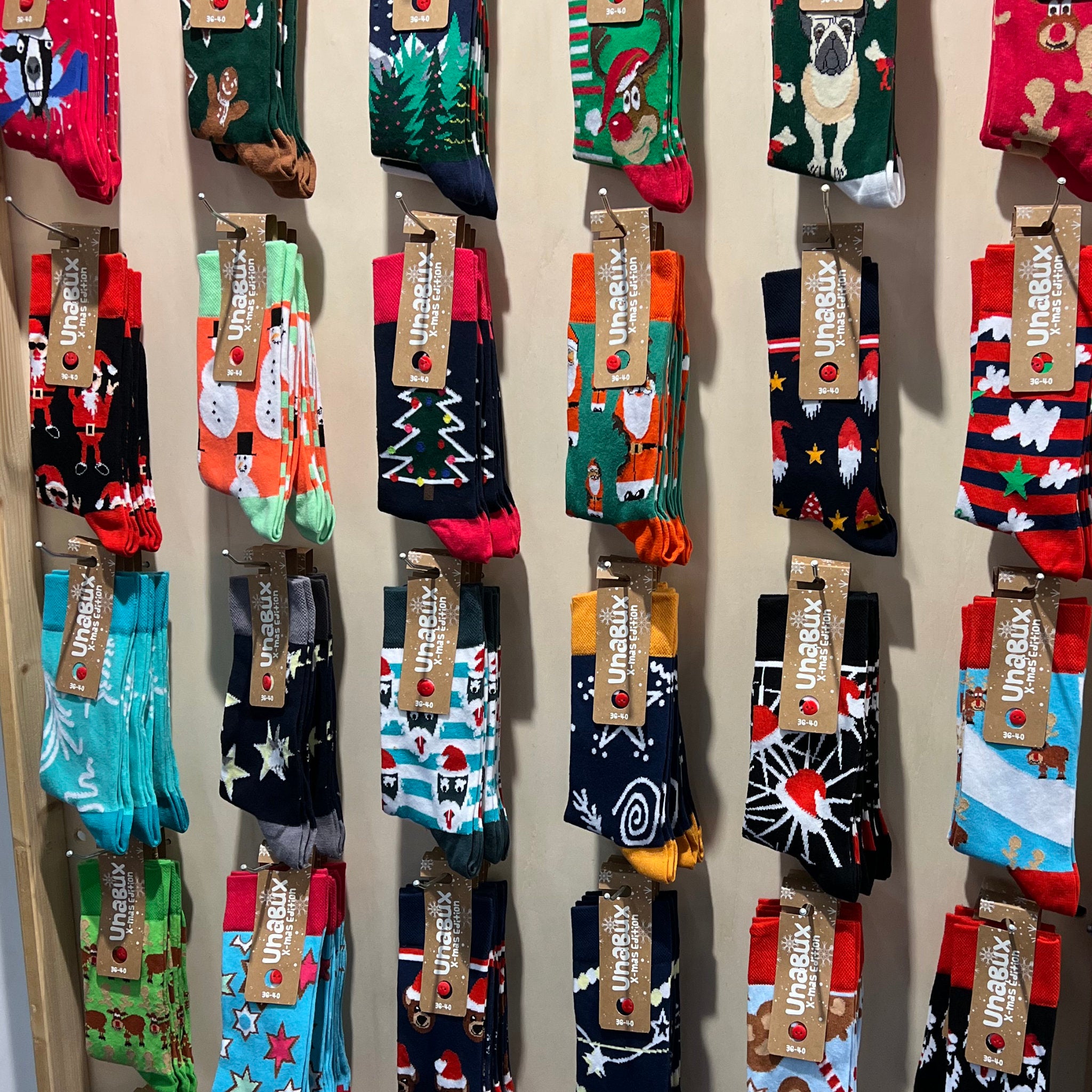Bunt un ein bisschen kitschig sind die weihnachtlichen Socken. Mit Bulldoggen, Schneemann und Co.